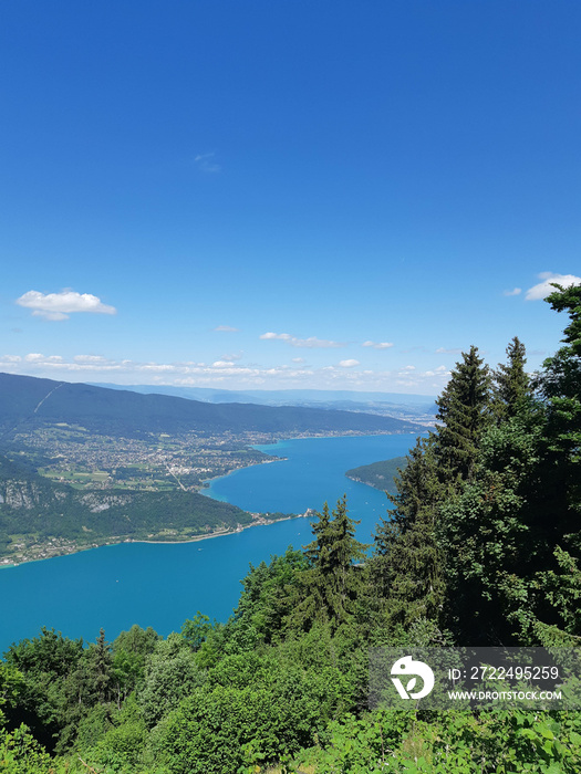 lac d’Annecy avec ciel bleu, montagnes en arrière-plan