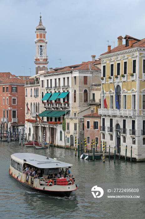 Vaporetto circulando por el Gran Canal de Venecia