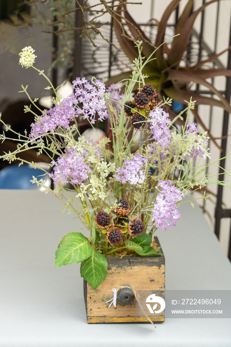 recyclage, seconde vie, composition florale  avec récupération d’un vieux moulin à café