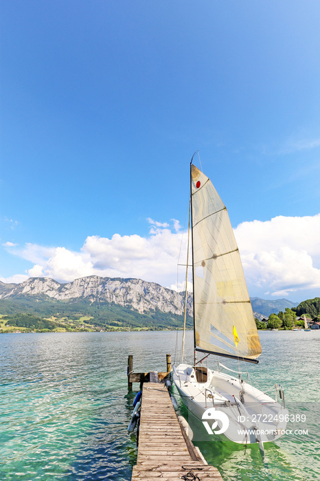 Blick auf Attersee mit Segelboot und Alpen bei Nussdorf, Salzburg Österreich Europa