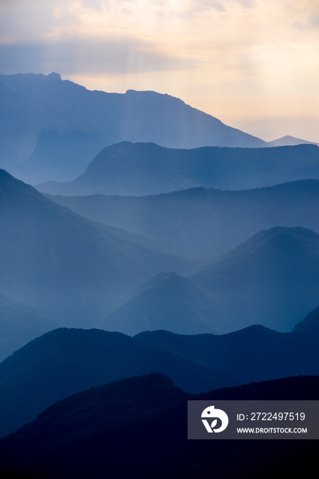 Matin bleu en montagne, Hautes Alpes, France