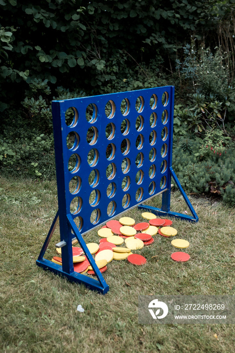 Spiel vier gewinnt in groß im Garten