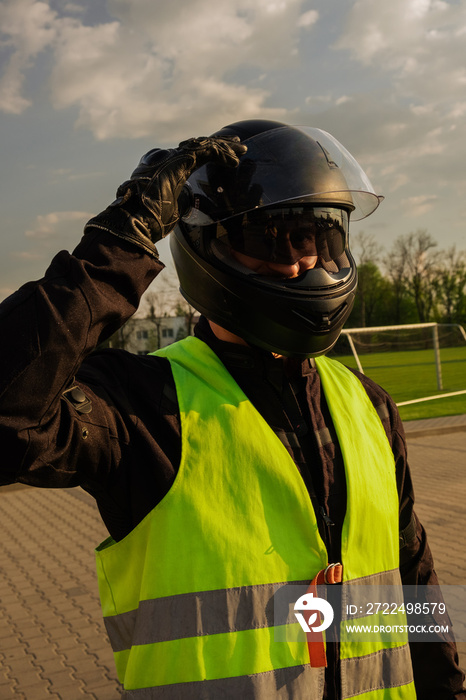 Заголовок	 Motorcyclist in a driving lesson. Lessons in auto and motorcycle school. A student in a special uniform drives a motorcycle. Summer training on a moped. Student and teacher.