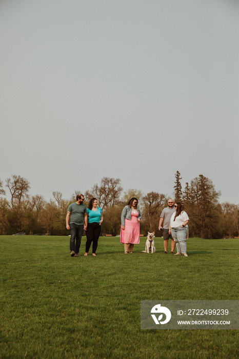 5 friends hang outside in the park