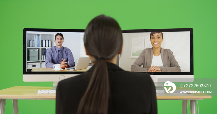 一位年轻的女商人在绿色屏幕上与同事视频聊天