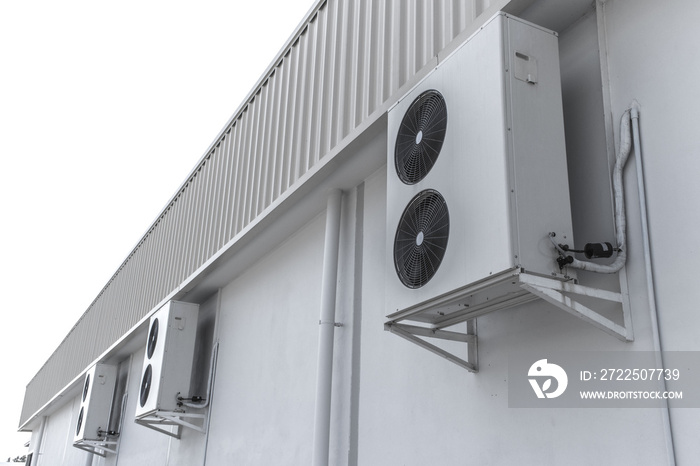 工业空调压缩机室外机安装在大建筑的墙上