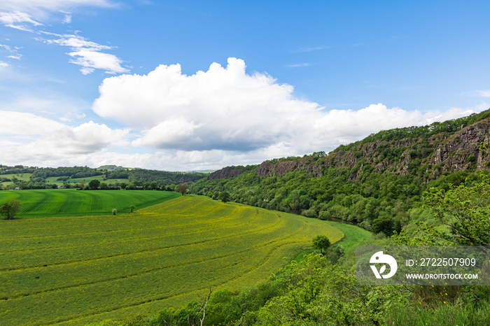 Paysage de la Suisse normande le long de l’Orne à Clécy sous un ciel couvert (Normandie)