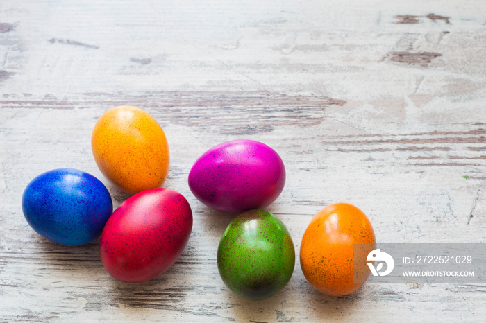 Wielkanocne kolorowo malowane jajka