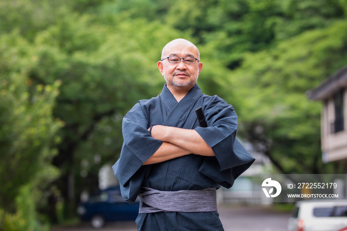 浴衣姿の中高年男性