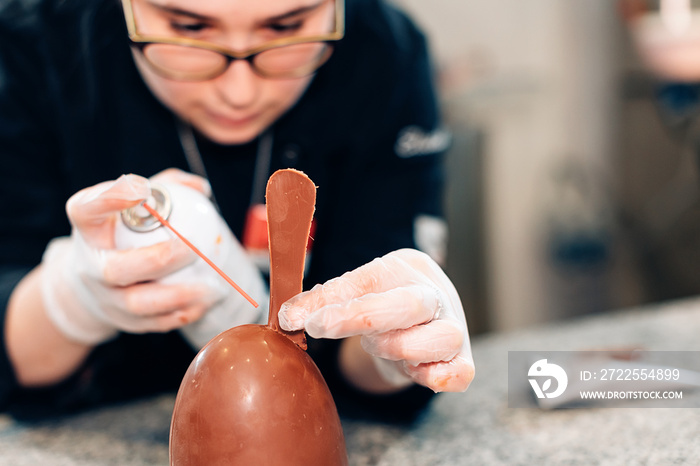 糕点师工作室内的巧克力厨师-专注于巧克力蛋