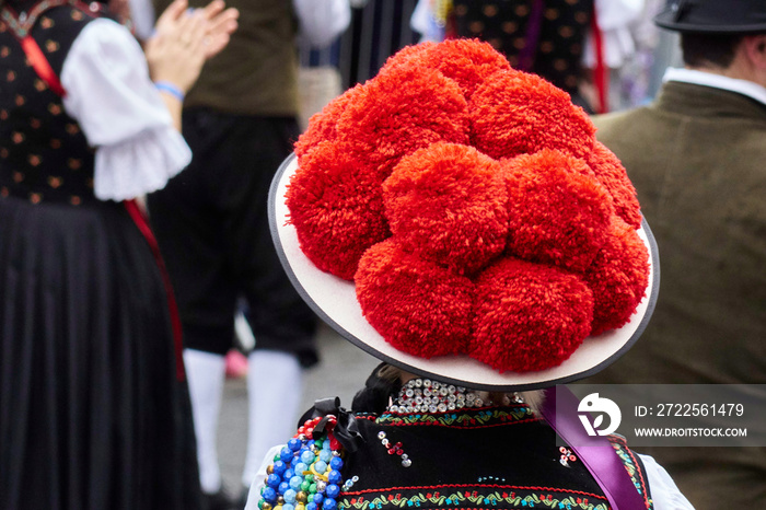 Frau in Schwarzwälder Tracht mit Bollenhut beim Umzug des Oktoberfestes in Blumenau