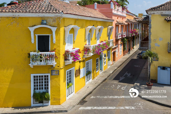 哥伦比亚南部卡塔赫纳（Cartagena de Indias）老城街道上的彩色建筑