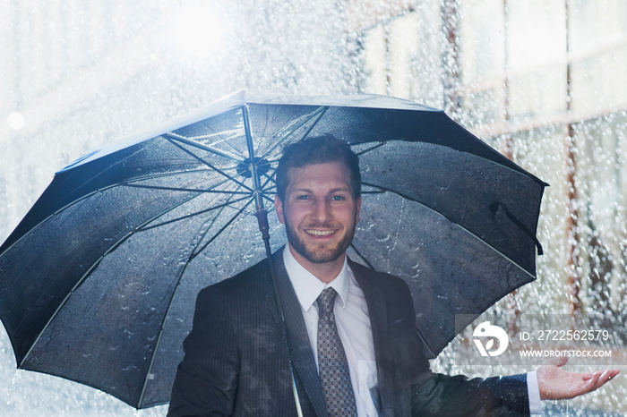 雨中打着伞微笑的商人画像