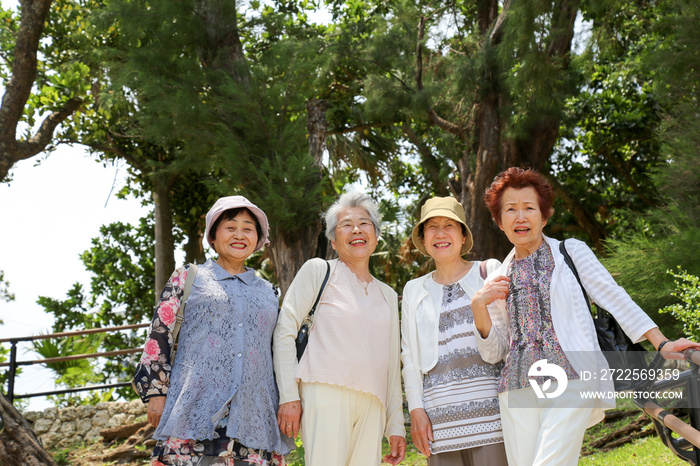 旅行をしている高齢者女性 日本人