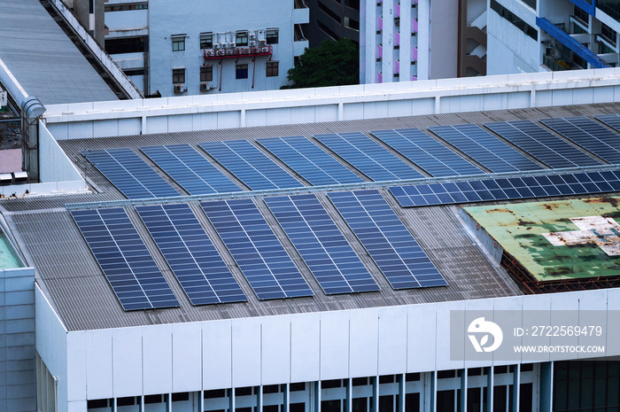 市中心建筑屋顶上的一排太阳能电池板可再生和可持续能源