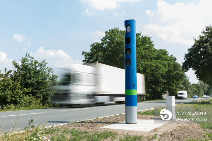 Mautkontrollsäule an einer Bundesstraße