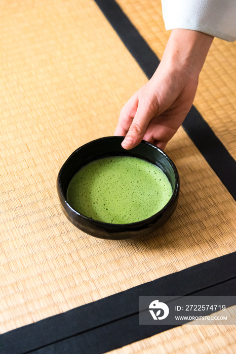 日本女人，茶艺大师，森里圭在茶碗里亲手端上抹茶