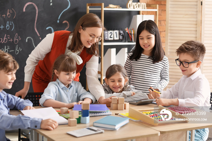 孩子们在课堂上和数学老师一起上课