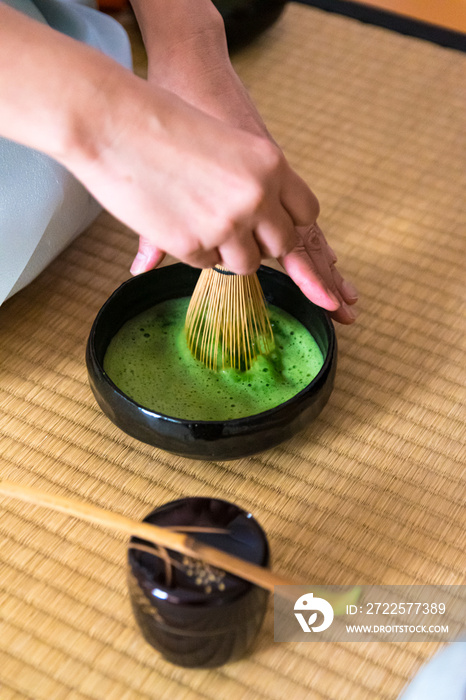 日本女人，茶艺大师，森里圭在茶碗里搅拌抹茶