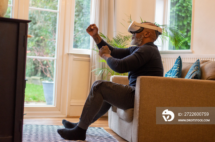 Mature_man playing game using_VR_headset