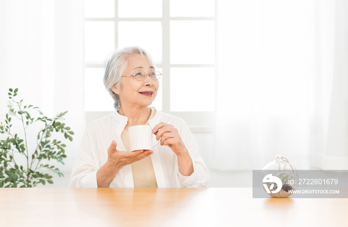 コーヒーを飲む高齢者女性