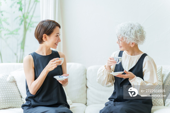 リビングでお茶を飲む親子