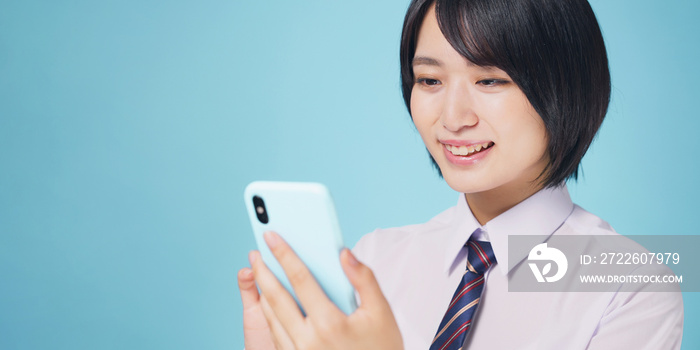 スマホを見て笑顔になる女性　女子高生