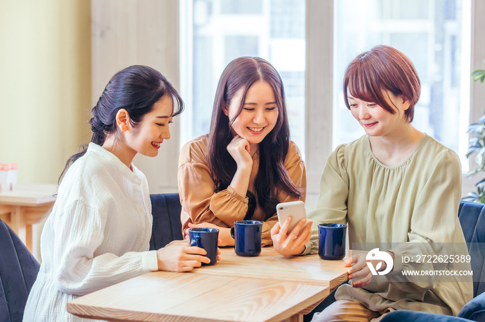 女子会でスマホを見る女性たち