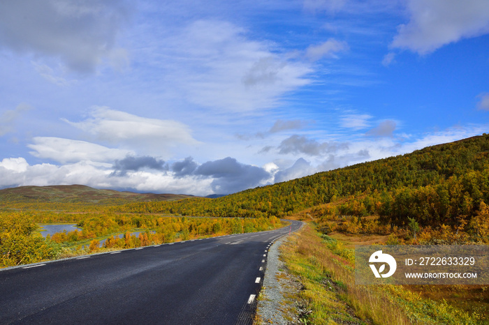 Auf der Wildnisstraße (schwedisch Vildmarksvägen) entlang der Schwedisch-norwegischen Grenze