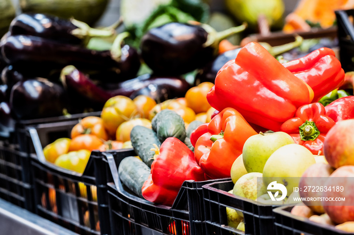 Légumes frais sur un étal de marché