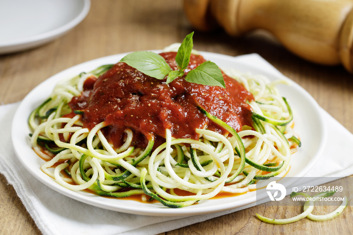 healthy zucchini noodles with tomato sauce