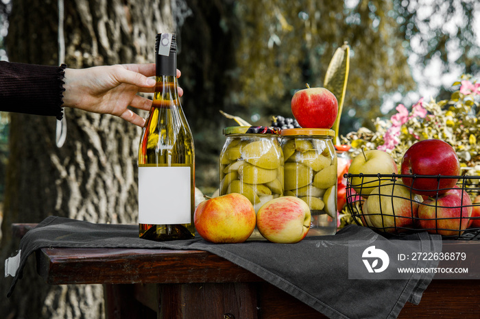 Wino, cydr, sok z owoców sezonowych, winobranie, butelka wina z pustą etykietą, pusta etykieta, własne wino, wino własnej produkcji, jabłkowe, przetwory z jabłek