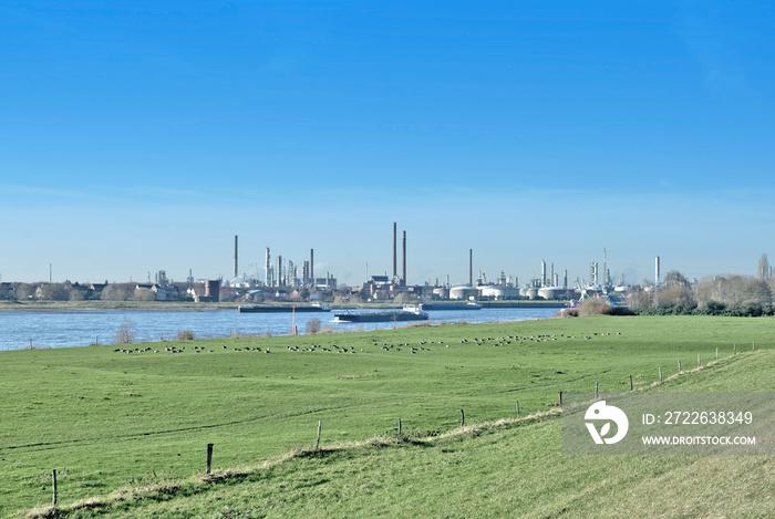 Industrieanlage am Rhein nahe Köln-Worringen,Nordrhein-Westfalen,Deutschland