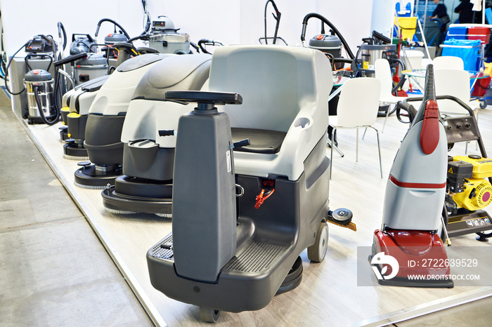 Compact scrubber drier machines