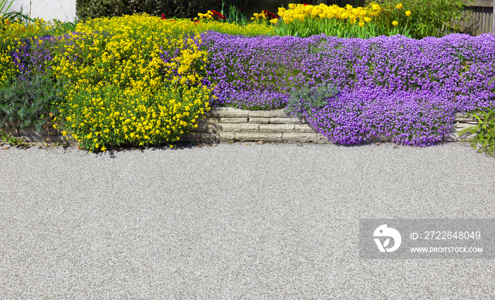 Schöne Gartenterrasse mit Blumenbeet