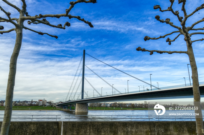 Brücke über den Rhein nach Düsseldorf Oberkassel