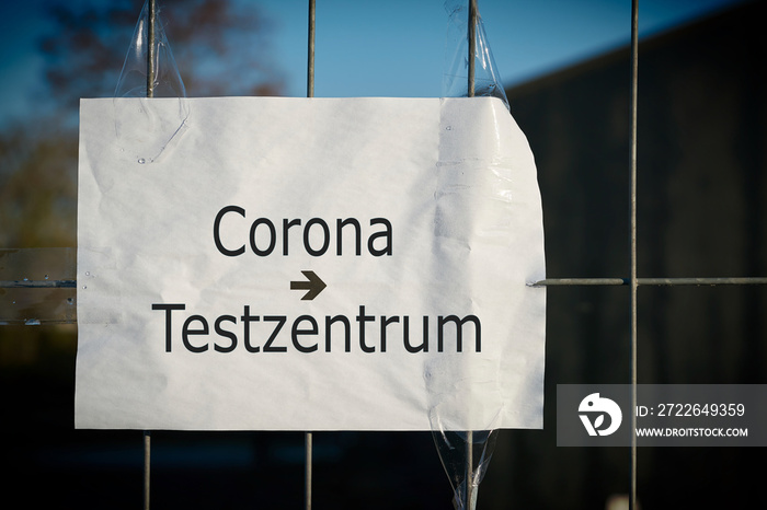 Schild mit der Aufschrift Corona Testzentrum an einem Zaun