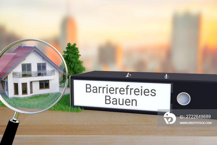 Behindertengerechte Planung eines Hauses. Ordner beschriftet mit dem Begriff Barrierefreies Bauen liegt neben einem Haus-Modell mit Lupe auf einem Schreibtisch. Skyline einer Stadt im Hintergrund.