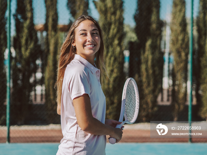 Mujer joven jugando al tenis