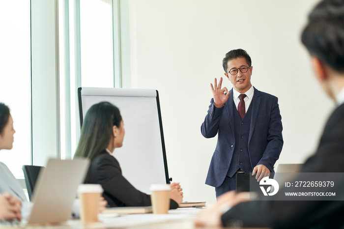 asian business man boss speaking during team meeting in office