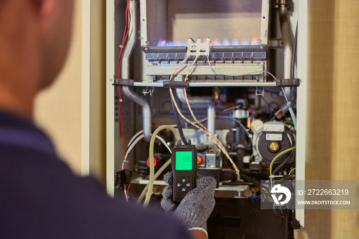 Master of gas service, adjusts the combustion gas on the gas boiler.