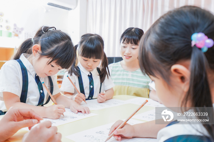 幼稚園で勉強をする子どもたち