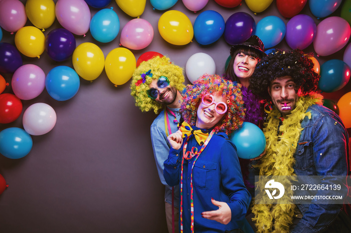 Karneval Party,Lachende Freunde in bunten Kostümen feiern Karneval .