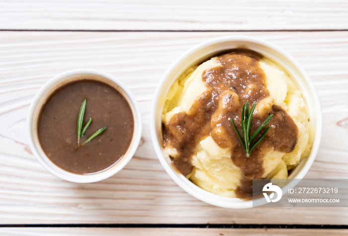 mashed potatoes with gravy sauce