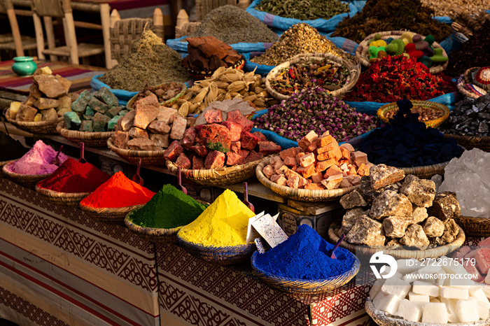 Venta de especias y otros productos en el zoco de Marrakech.