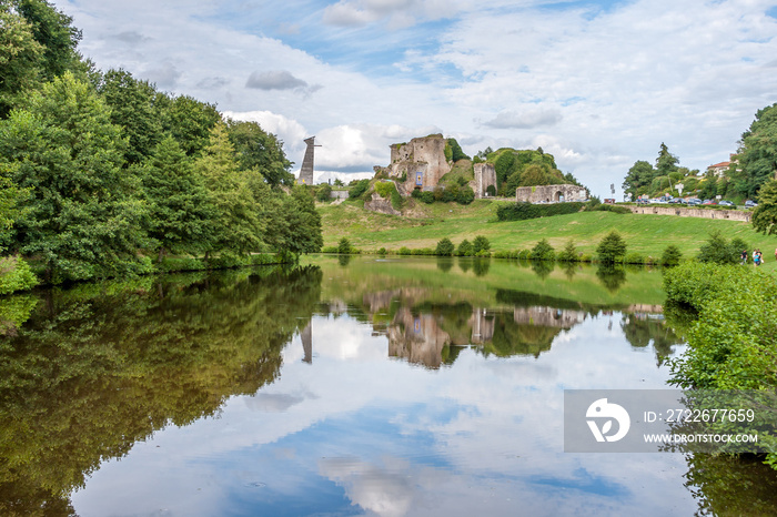 Réflexion du Château de Tiffauges sur La Crûme en Vendée.