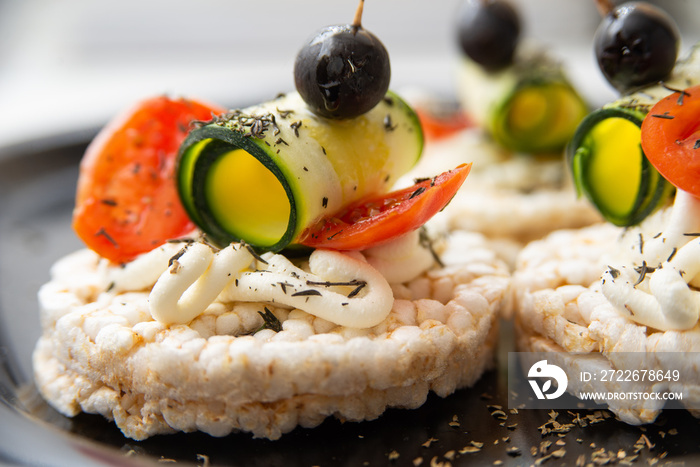 Gallette di riso con crema di formaggio e verdure