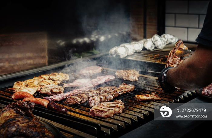 Exquisitos cortes de carne de ternera en un asador argentino