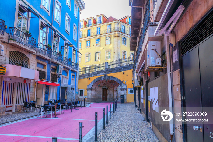 A rua cor-de-rosa pedestre Rua nova de Carvalho em Lisboa