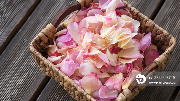 Korb voller Rosenblütenblätter in rosa, hellgelb und weißen Pastelltönen - zum werfen auf einer Hochzeit oder zur Verarbeitung zu Naturkosmetik